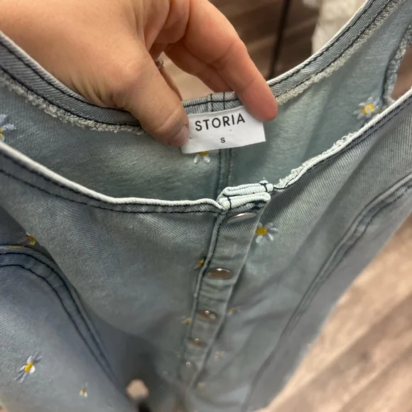 STORIA Denim ROMPER with Floral DAISY Embroidery - Picture 3 of 3